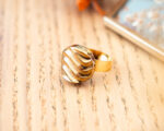 Petite bague Simone dorée - Assuna Vintage Crafts - bague dorée style rétro, bague art déco, bague vintage doré pour femme, bijoux bagues rétro dorés faits main en pièce unique, bague au style rétro, bague vintage fait main, bague cadeau