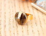 Petite bague Zoé dorée – Assuna Vintage Crafts – bague dorée style rétro, bague art déco, bague vintage doré pour femme, bijoux bagues rétro dorés faits main en pièce unique, bague au style rétro, bague vintage fait main, bague cadeau
