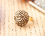 Grande bague Garance dorée – Assuna Vintage Crafts – bague dorée style rétro, bague art déco, bague vintage doré pour femme, bijoux bagues rétro dorés faits main en pièce unique, bague au style rétro, bague vintage fait main, bague cadeau
