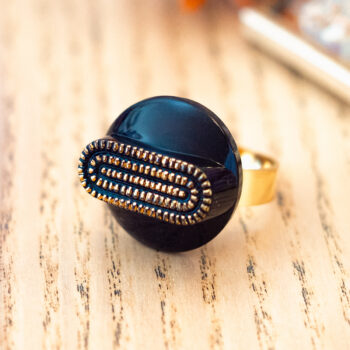 Grande bague Georgette dorée - Assuna Vintage Crafts - bague dorée style rétro, bague art déco, bague vintage doré pour femme, bijoux bagues rétro dorés faits main en pièce unique, bague au style rétro, bague vintage fait main, bague cadeau