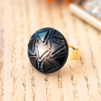 Grande bague Léonie - Assuna Vintage Crafts - bague dorée style rétro, bague art déco, bague vintage doré pour femme, bijoux bagues rétro dorés faits main en pièce unique, bague au style rétro, bague vintage fait main, bague cadeau