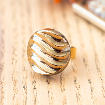 Grande bague Simone dorée - Assuna Vintage Crafts - bague dorée style rétro, bague art déco, bague vintage doré pour femme, bijoux bagues rétro dorés faits main en pièce unique, bague au style rétro, bague vintage fait main, bague cadeau