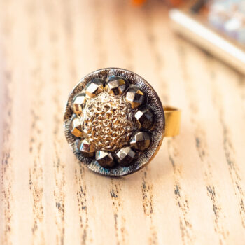 Grande bague Sybille - Assuna Vintage Crafts - bague dorée style rétro, bague art déco, bague vintage doré pour femme, bijoux bagues rétro dorés faits main en pièce unique, bague au style rétro, bague vintage fait main, bague cadeau