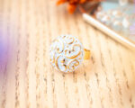 Grande bague Thelma blanc - Assuna Vintage Crafts - bague dorée style rétro, bague art déco, bague vintage doré pour femme, bijoux bagues rétro dorés faits main en pièce unique, bague au style rétro, bague vintage fait main, bague cadeau