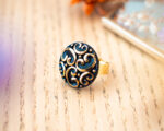 Grande bague Thelma noir - Assuna Vintage Crafts - bague dorée style rétro, bague art déco, bague vintage doré pour femme, bijoux bagues rétro dorés faits main en pièce unique, bague au style rétro, bague vintage fait main, bague cadeau