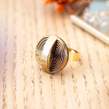 Grande bague Zoé dorée - Assuna Vintage Crafts - bague dorée style rétro, bague art déco, bague vintage doré pour femme, bijoux bagues rétro dorés faits main en pièce unique, bague au style rétro, bague vintage fait main, bague cadeau