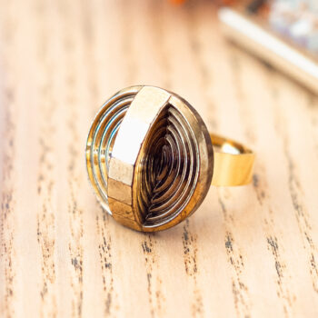 Grande bague Zoé dorée - Assuna Vintage Crafts - bague dorée style rétro, bague art déco, bague vintage doré pour femme, bijoux bagues rétro dorés faits main en pièce unique, bague au style rétro, bague vintage fait main, bague cadeau