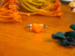 Bague fine Barbara orange néon argentée - bague boutons ancien cœur - bague coeur - bague saint-valentin