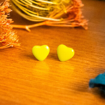 Boucles d'oreilles puces Barbara jaune néon en forme de coeur - boucles coeur - boucles d’oreilles à clou en acier chirurgical - boucles réalisées avec un bouton ancien des années 1940 recyclé - puces d'oreilles sans allergie - boucles jaune néon - boucles d'oreilles jaune néon - boucles vintage - boucles d'oreilles rétro - boucles d'oreilles légères - boucles rétro chic