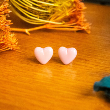 Boucles d'oreilles puces Barbara roses en forme de coeur - boucles coeur - boucles d’oreilles à clou en acier chirurgical - boucles réalisées avec un bouton ancien des années 1940 recyclé - puces d'oreilles sans allergie - boucles roses - boucles d'oreilles roses - boucles vintage - boucles d'oreilles rétro - boucles d'oreilles légères - boucles rétro chic