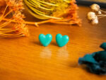 Boucles d'oreilles puces Barbara turquoises en forme de coeur - boucles coeur - boucles d’oreilles à clou en acier chirurgical - boucles réalisées avec un bouton ancien des années 1940 recyclé - puces d'oreilles sans allergie - boucles turquoises - boucles d'oreilles turquoises - boucles vintage - boucles d'oreilles rétro - boucles d'oreilles légères - boucles rétro chic