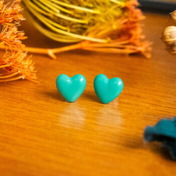 Boucles d'oreilles puces Barbara turquoises en forme de coeur - boucles coeur - boucles d’oreilles à clou en acier chirurgical - boucles réalisées avec un bouton ancien des années 1940 recyclé - puces d'oreilles sans allergie - boucles turquoises - boucles d'oreilles turquoises - boucles vintage - boucles d'oreilles rétro - boucles d'oreilles légères - boucles rétro chic