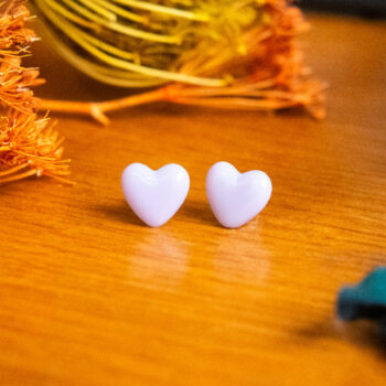 Boucles d'oreilles puces Barbara violettes en forme de coeur - boucles coeur - boucles d’oreilles à clou en acier chirurgical - boucles réalisées avec un bouton ancien des années 1940 recyclé - puces d'oreilles sans allergie - boucles violettes - boucles d'oreilles violettes - boucles vintage - boucles d'oreilles rétro - boucles d'oreilles légères - boucles rétro chic