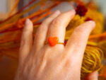 Bague fine Barbara orange néon doré – bague boutons ancien cœur – bague coeur – bague saint-valentin