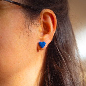 Boucles d'oreilles puces Barbara bleues en forme de coeur - boucles coeur - boucles d’oreilles à clou en acier chirurgical - boucles réalisées avec un bouton ancien des années 1940 recyclé - puces d'oreilles sans allergie - boucles bleues - boucles d'oreilles bleues - boucles vintage - boucles d'oreilles rétro - boucles d'oreilles légères - boucles rétro chic