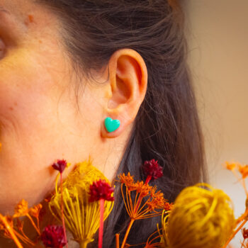 Boucles d'oreilles puces Barbara turquoises en forme de coeur - boucles coeur - boucles d’oreilles à clou en acier chirurgical - boucles réalisées avec un bouton ancien des années 1940 recyclé - puces d'oreilles sans allergie - boucles turquoises - boucles d'oreilles turquoises - boucles vintage - boucles d'oreilles rétro - boucles d'oreilles légères - boucles rétro chic